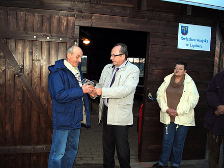 Wręczenie symbolicznego klucza z rąk Burmistrza Dolska Henryka Litka przez sołtysa Lipówki Romana Frydyszaka