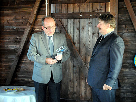 Burmistrz przekazuje na ręce sołtysa symboliczny klucz do świetlicy