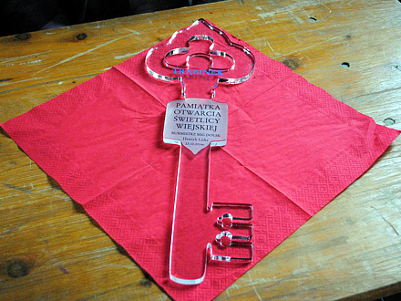 Symboliczny klucz, który otrzymał sołtys od burmistrza