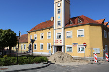 Wejście do budynku Urzędu i Biblioteki od strony ul. Kościelnej
